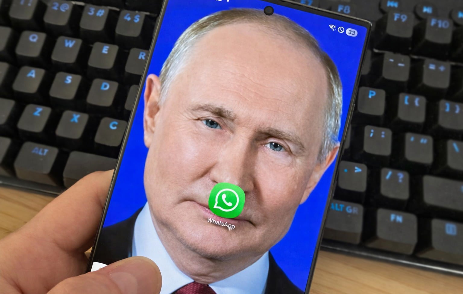 Rusia intensifică bariera tehnologică împotriva aplicațiilor de mesagerie, vizând blocarea integrală a WhatsApp și restricționarea severă a Telegram Rusia pare să fi intrat într-o etapă de acutizare a controlului asupra comunicațiilor digitale, încercând să limiteze sau chiar să blocheze complet accesul la principalele platforme de mesagerie utilizate de populație