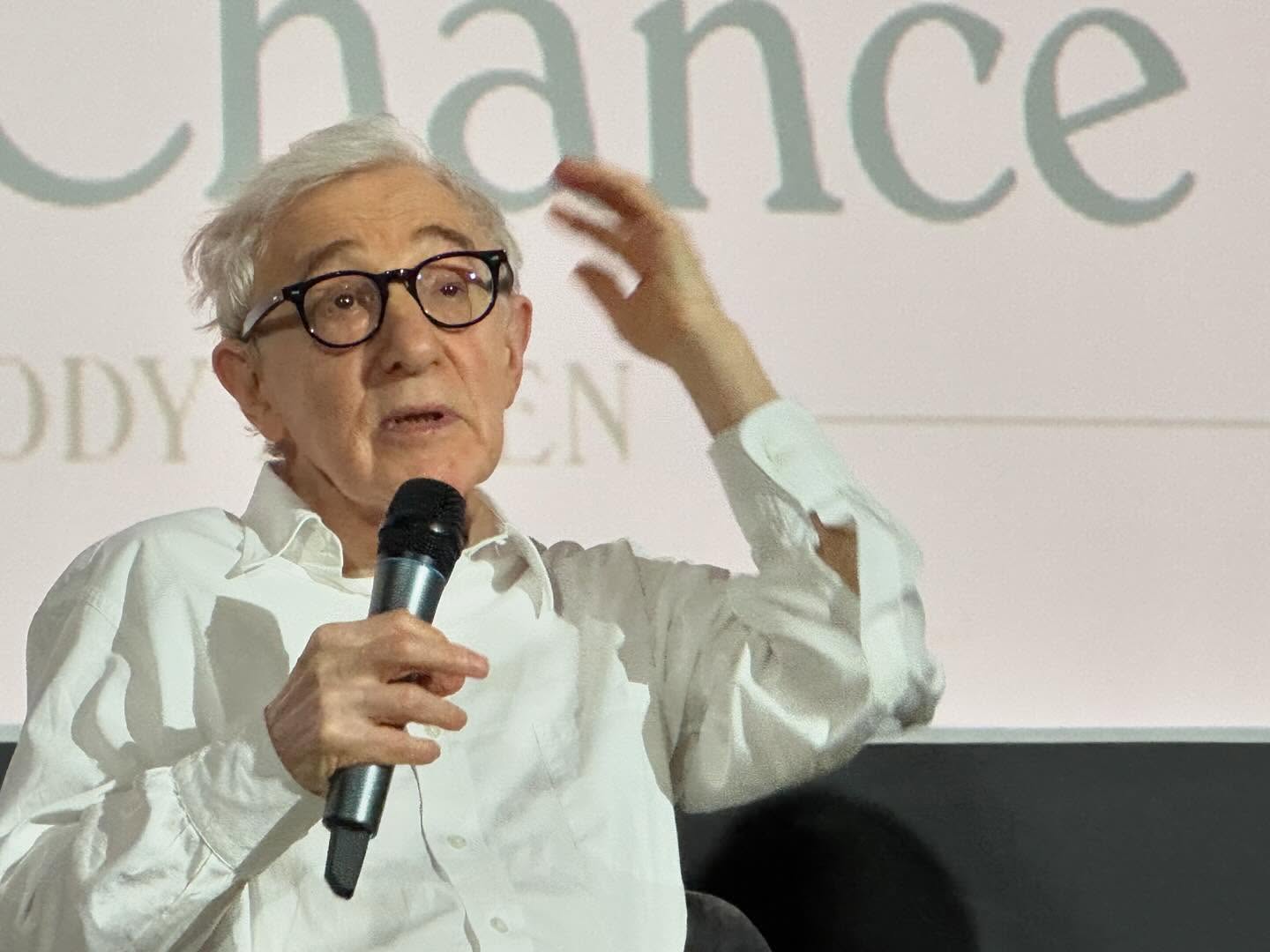 Woody Allen, unul dintre cei mai cunoscuți și controversați cineaști din lume, află din nou în centrul atenției în urma unor dezvăluiri recent publicate
