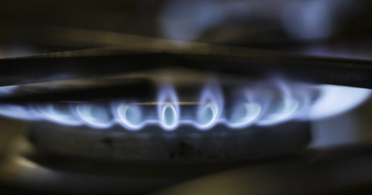 Noua formula a prețurilor la gaze: care va fi impactul asupra consumatorilor? Ministrul Energiei, Bogdan Ivan, a anunțat într-o emisiune televizată că, după expirarea plafonării prețurilor la gaze programată pentru 31 martie, consumatorii casnici nu vor suporta creșteri semnificative ale tarifelor