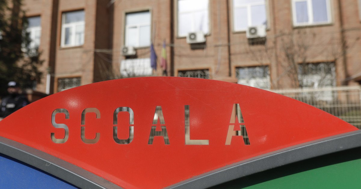 Vremea severă determină suspendarea cursurilor în Brăila Inspectoratul pentru Situaţii de Urgenţă Brăila a anunţat astăzi suspendarea cursurilor cu prezenţă fizică în şapte unităţi de învăţământ din judeţ, din cauza condiţiilor meteorologice severe