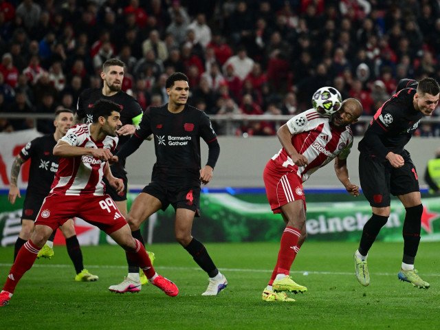 Bayer Leverkusen își permite luxul unei victorii confortabile în fața lui Olympiacos, 2-0 Bayer Leverkusen a obținut o victorie importantă în prima manșă a play-off-ului Ligii Europa, impunându-se cu 2-0 pe terenul echipei grecești Olympiacos, în urma unui meci disputat în această seară