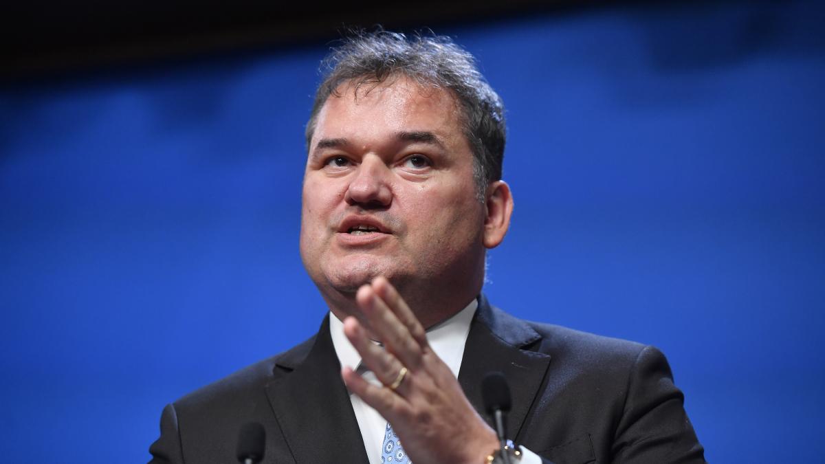 Guvernul lansează o reformă radicală în administrația publică Guvernul României a adoptat o reformă semnificativă a administrației publice, ce vizează reducerea personalului din cabinetele demnitarilor și introducerea unor criterii stricte de performanță pentru funcționarii publici