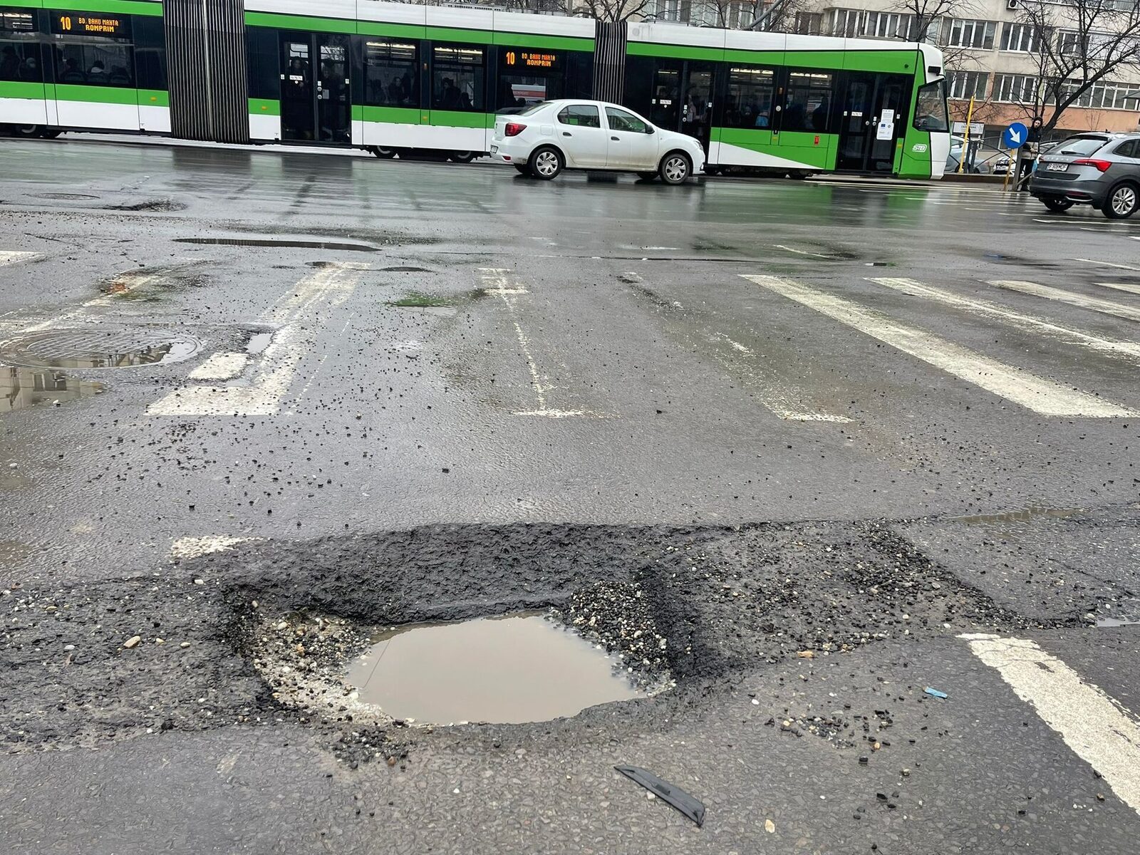 Primăriile din Capitală au primit aproape 6.000 de euro, după ce inspectorii Brigăzii Rutiere au verificat starea drumurilor publice din București, într-un efort concertat de a reduce riscul accidentelor cauzate de starea proastă a infrastructurii rutiere