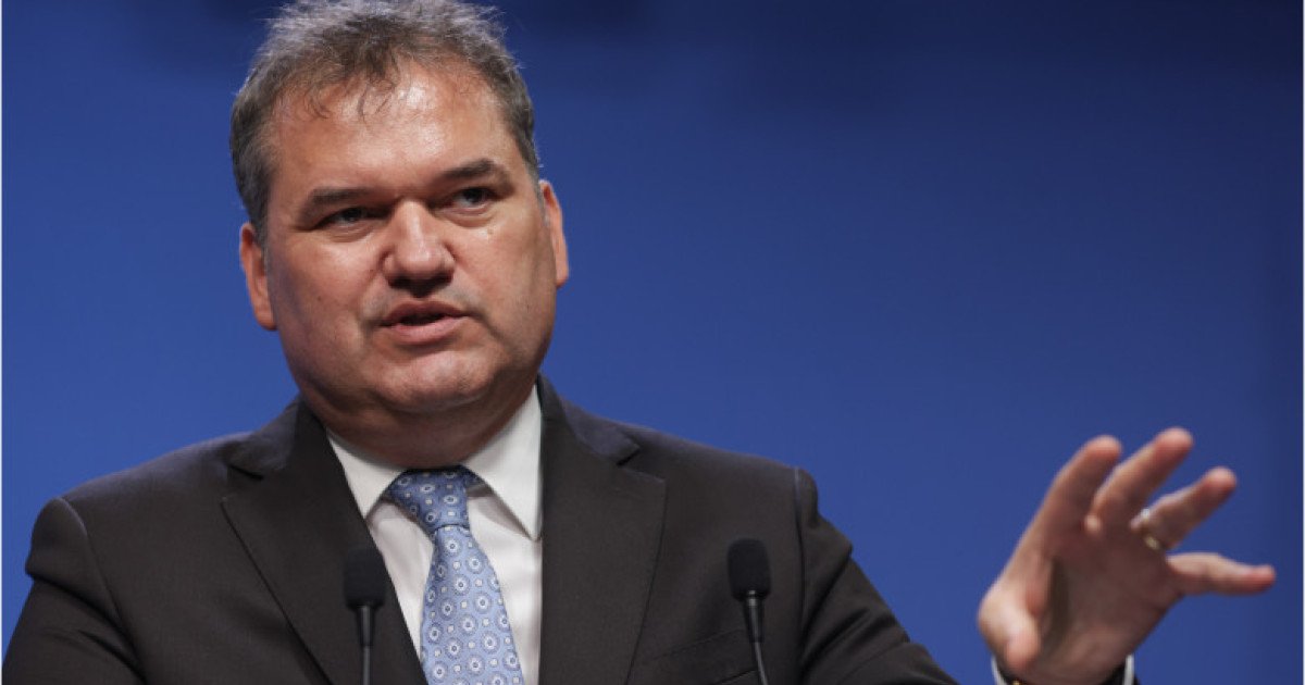 Guvernul reduce aparatul bugetar cu peste 6.400 de posturi în administrația publică Guvernul României a adoptat, marți, un pachet de reforme ce vizează reducerea aparatului bugetar cu 6.409 posturi, atât în administrația centrală, cât și în cea locală