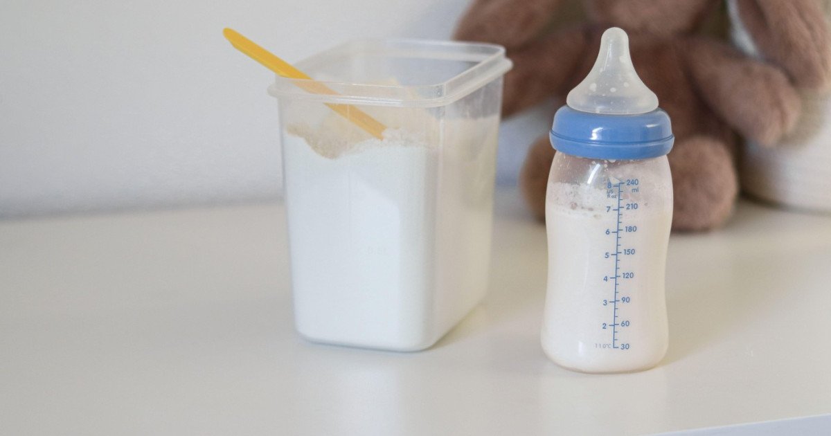 Alerta alimentară: lapte praf pentru sugari retras din magazine din cauza contaminării cu toxină Autoritățile din România au emis o alertă alimentară ce vizează mai multe tipuri de lapte praf pentru sugari, după ce au identificat riscuri semnificative de contaminare cu cereulide, o toxină produsă de bacteria Bacillus cereus