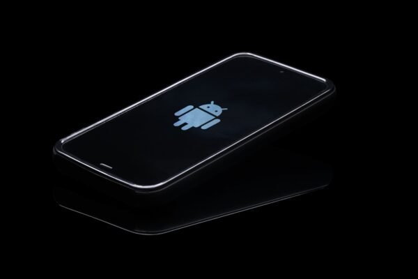 Un nou val de amenințări cibernetice pune în alertă utilizatorii de dispozitive Android