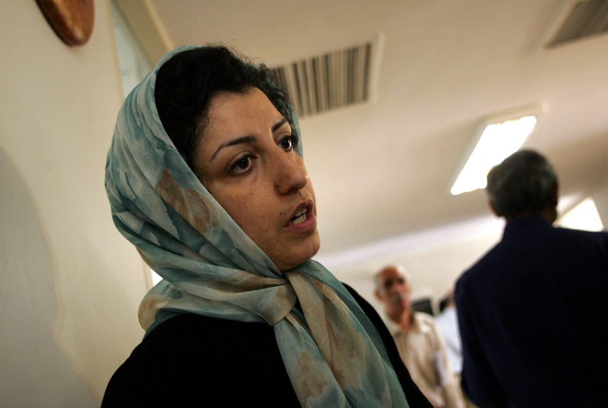 Iranul condamnă la șase ani de închisoare laureata Nobel pentru Pace, Narges Mohammadi Un tribunal din Iran a emis o sentință de șase ani de închisoare pentru Narges Mohammadi, câștigătoarea Premiului Nobel pentru Pace din 2023, agravând astfel presiunile asupra activistei pentru drepturile omului