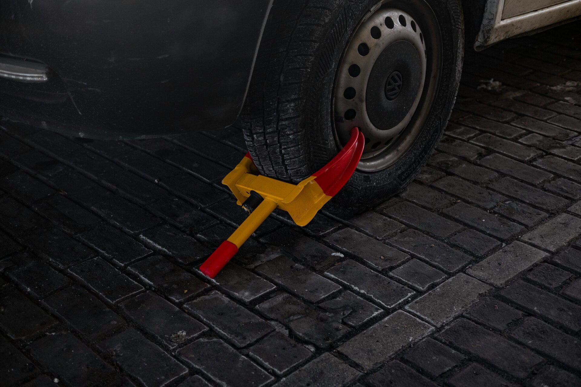 Primăria Sectorului 4 continuă să investească în modernizarea și întreținerea infrastructurii pentru gestionarea parcării neregulamentare, atribuind recent un contract de peste 250.000 de lei pentru reparații și recondiționare a blocatoarelor de roți