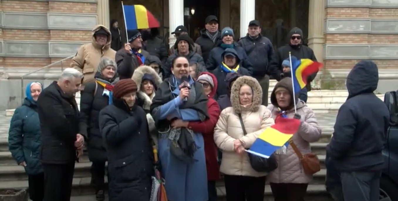 Puțini protestatari, multe întrebări: susținători ai lui Călin Georgescu, fost candidat la alegerile prezidențiale, se adună în tăcere în fața Arhiepiscopiei Tomisului Un gest simbolic, dar lipsit de amploare