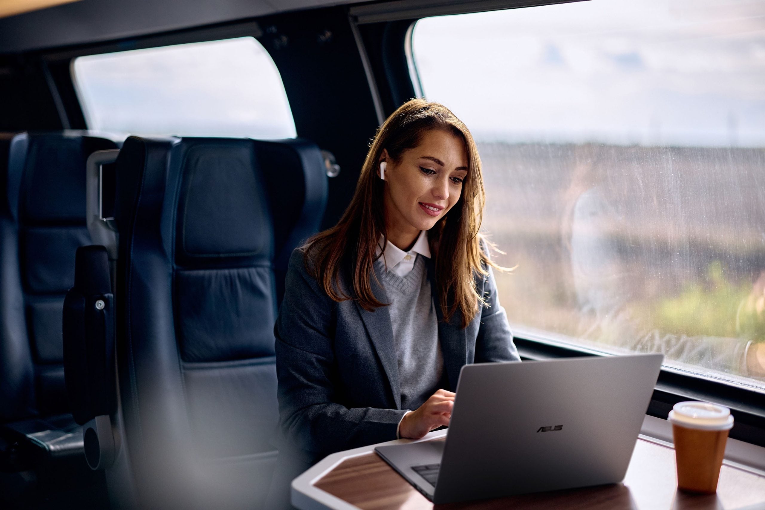 ASUS consolidează postura de lider pe segmentul laptopurilor dedicate mediului de afaceri prin lansarea noului ExpertBook P5 G2, un model destinat profesioniștilor care solicită performanță de top, fiabilitate și măsuri avansate de securitate, într-un format ușor de transportat