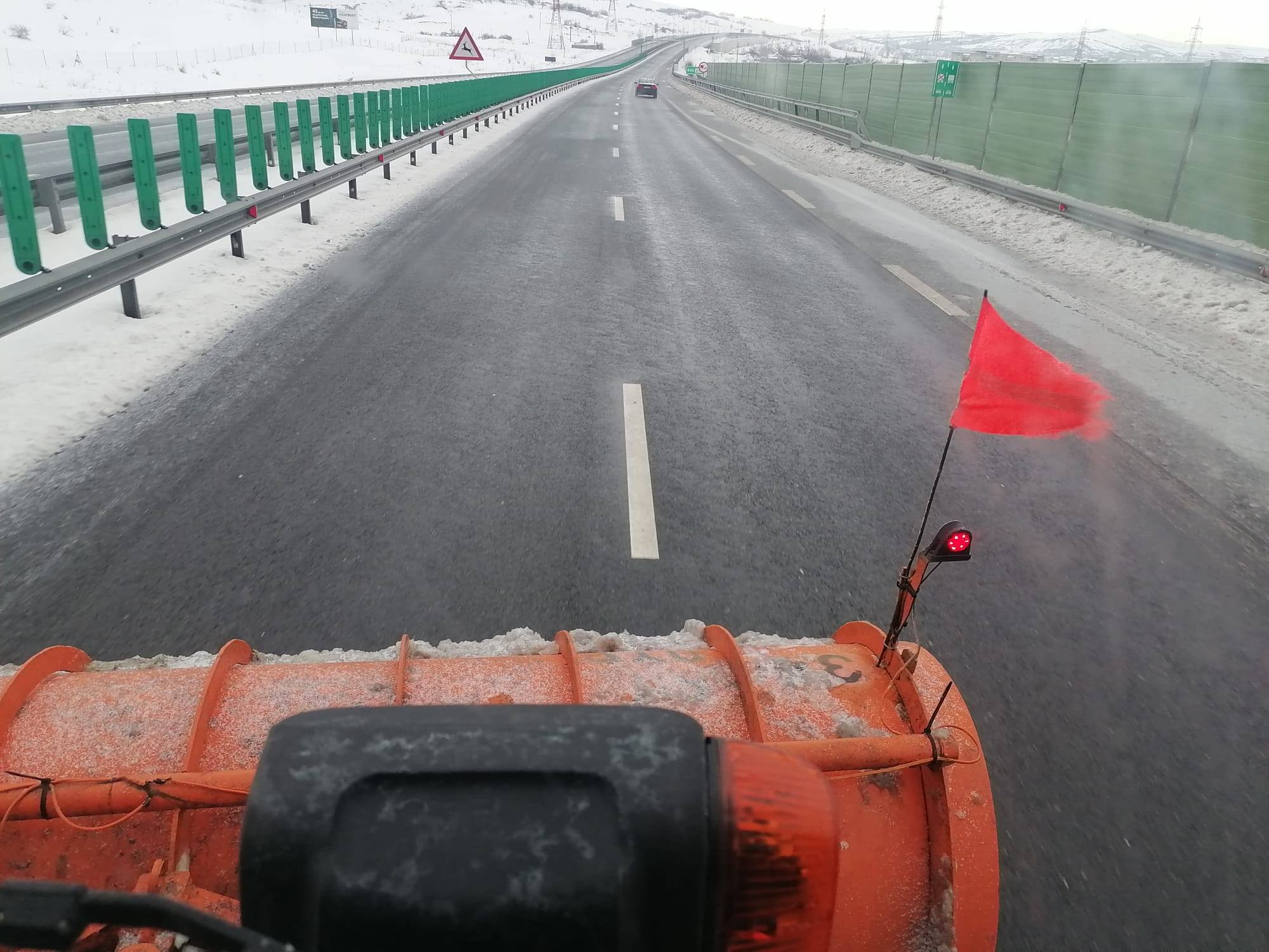 Autostrăzile A1 și A7, închise temporar din cauza viscolului și a zăpezii Dimineața zilei de miercuri a adus o situație critică pe principalele autostrăzi din sud-vestul României