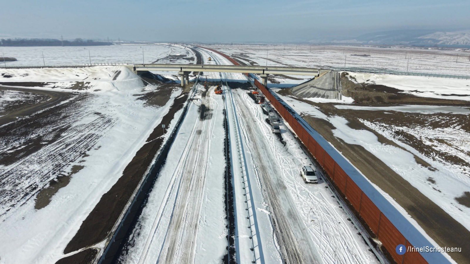 Autostrada A7 către Moldova a fost deschisă pentru traficul rutier chiar și în timpul sezonului rece, reprezentând un pas important pentru infrastructura rutieră a regiunii și pentru conectivitatea între Moldova și restul țării