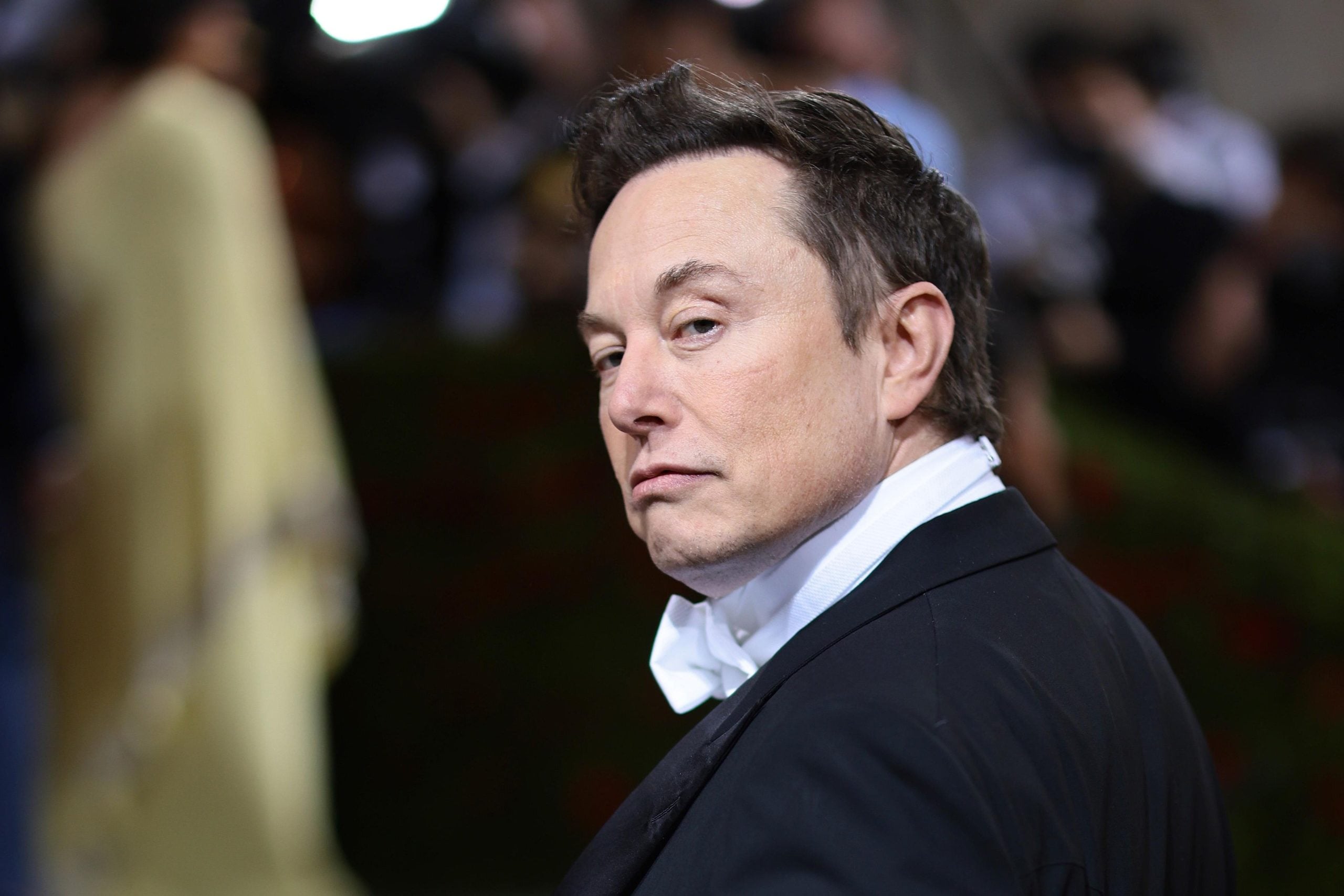 Elon Musk a făcut un pas istoric în lumea financiară, devenind prima persoană din istorie a cărei avere personală depășește pragul de 800 de miliarde de dolari
