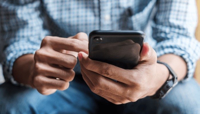 Pentru mulți români, portarea numărului de telefon către un nou operator pare a fi un proces simplu, rapid și fără complicații