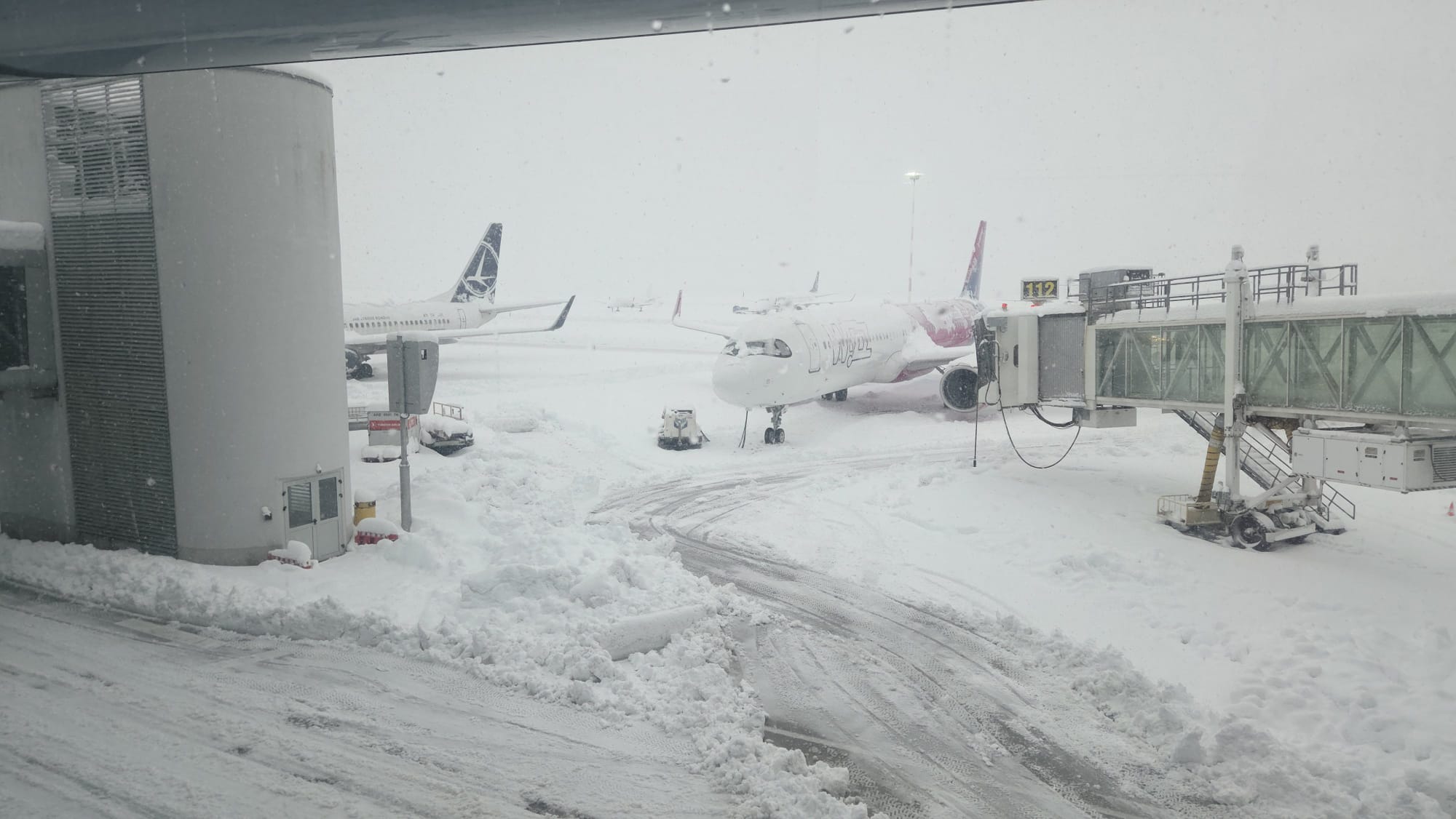 Zăpada extremă a blocat din plin traficul aerian la Aeroportul Otopeni, provoacând anularea mai multor curse și întârzierea altora, într-un peisaj de iarnă care a depășit deja capacitatea operațională a autorităților