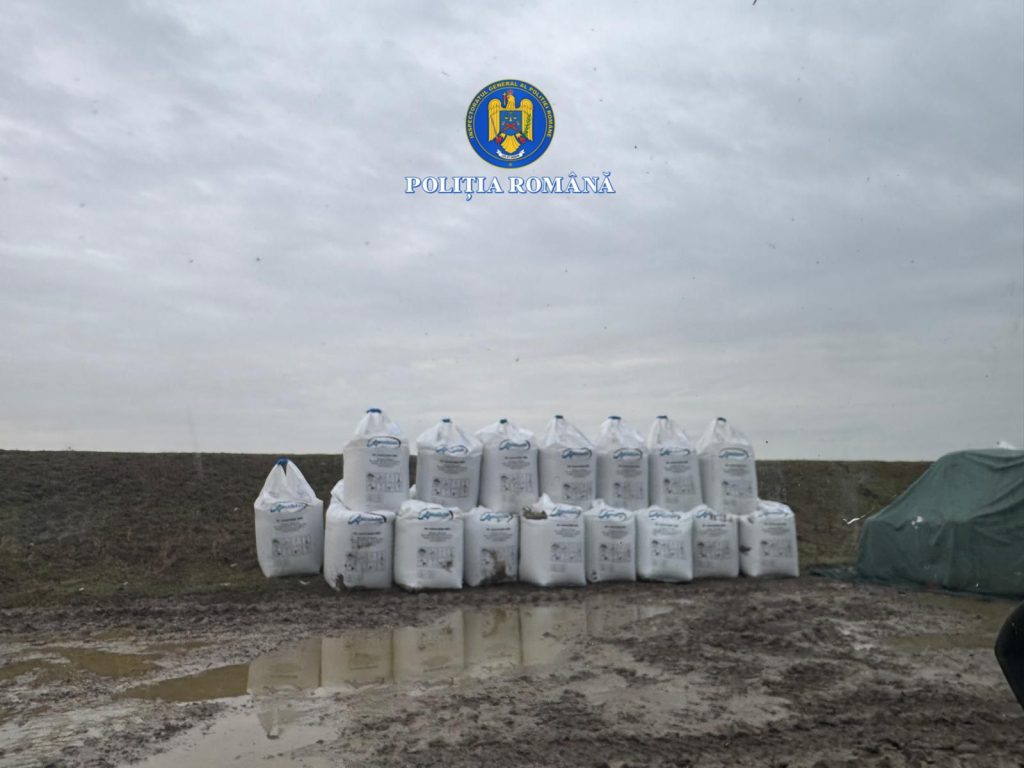 Poliția de Mediu descoperă depozite clandestine de substanțe periculoase în apropierea râului Crișul Alb O acțiune a autorităților locale de mediu din județul Arad a dus la descoperirea unor depozite neautorizate de substanțe potențial periculoase, situate în apropierea râului Crișul Alb, într-un moment în care controalele privind respectarea legislației în domeniu sunt în plină desfășurare