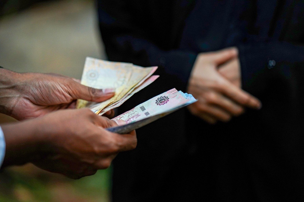 Salariile din administrația locală, din nou în centrul atenției: problema threshold-ului salarial rămâne nerezolvată De mai bine de doi ani, problema salariilor micșorate din administrația publică locală persistă în dezbatere, dar până acum lipsește o soluție clară pentru ameliorarea situației