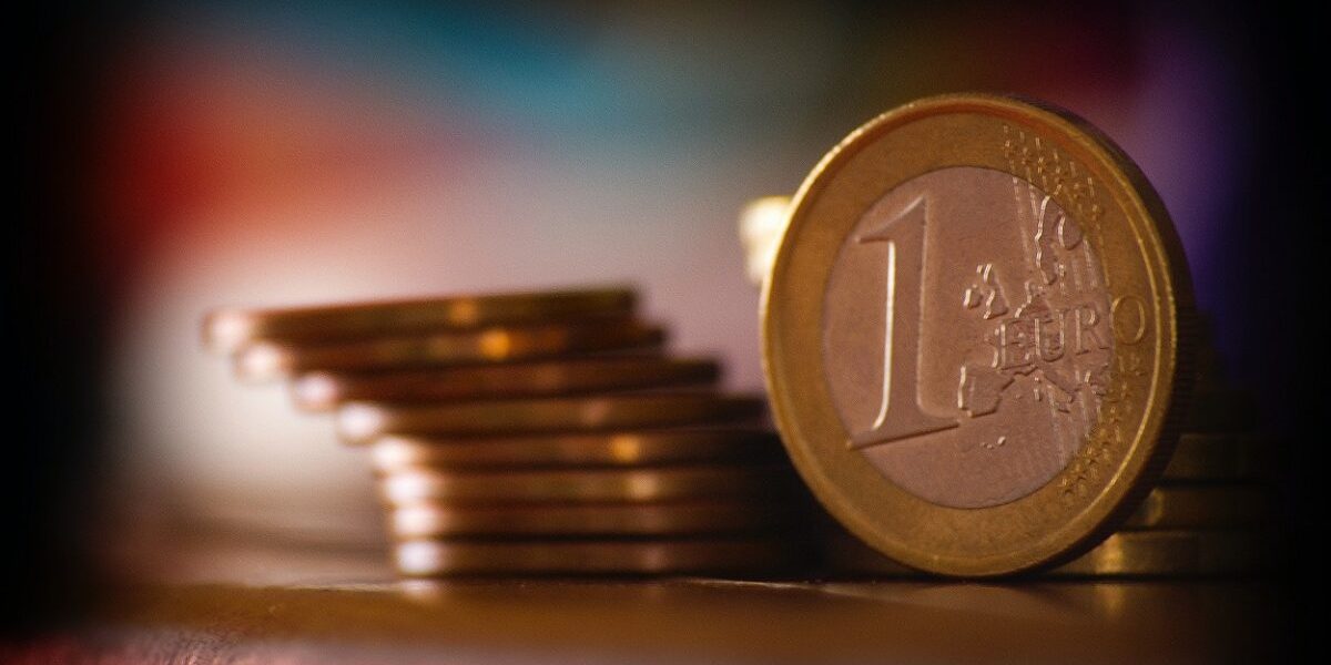 bani-euro-monede-foto-pexels-carlos-pernalete-tua-730647-e1615299206675.jpg - PresaObiectiva