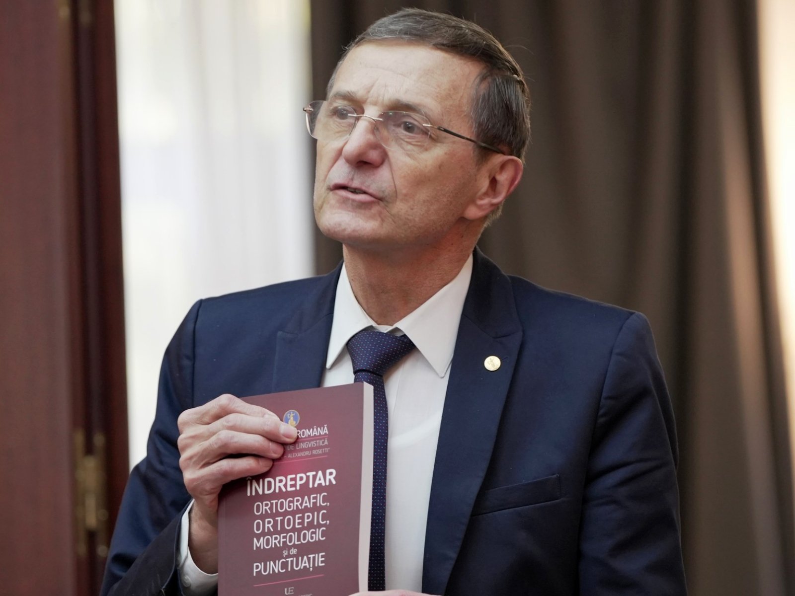 Senator USR acuză modificări „abuzive” în proiectul de lege al Academiei Române, adoptat în grabă la Senat O nouă criză politică în domeniul învățământului superior și al culturii se profilează în peisaj, după ce senatorul USR Ștefan Pălărie a ieșit public pentru a denunța intențiile guvernului de a modifica Legia Academiei Române, într-un mod rapid și aparent netransparent