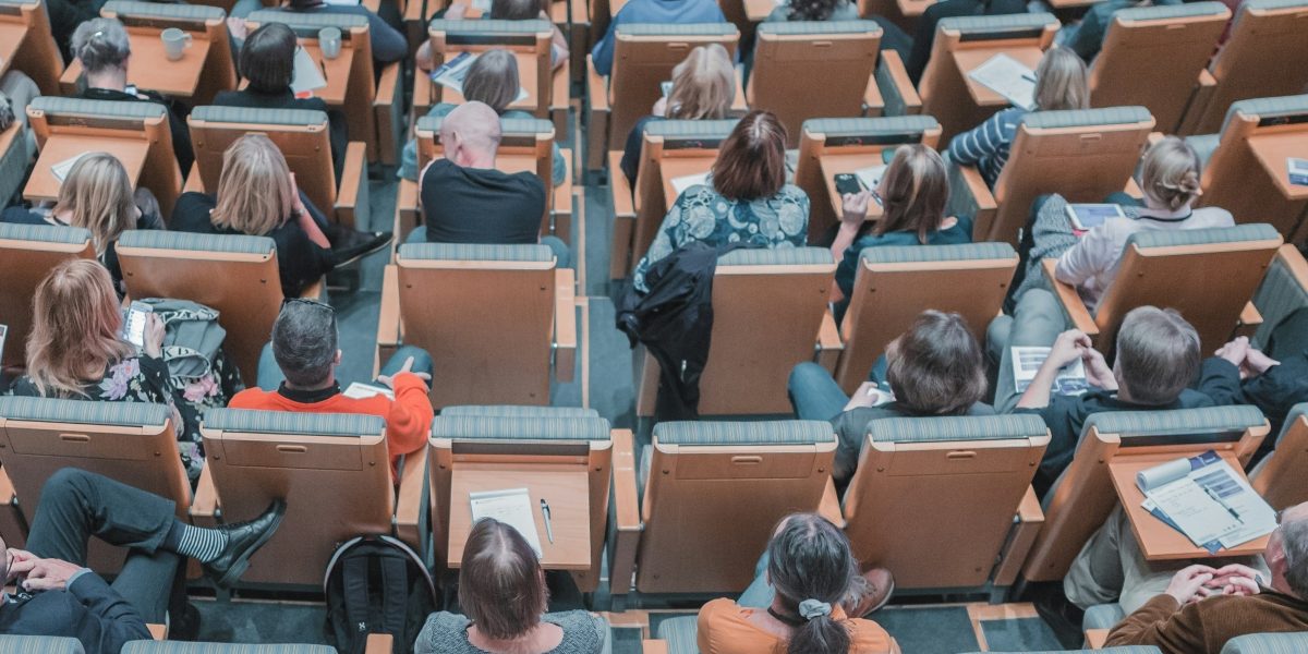 batch_Multime-Studenti-Curs-Amfiteatru-Senat-Consultare-Publica-mikael-kristenson-3aVlWP-7bg8-unspla.jpeg - PresaObiectiva