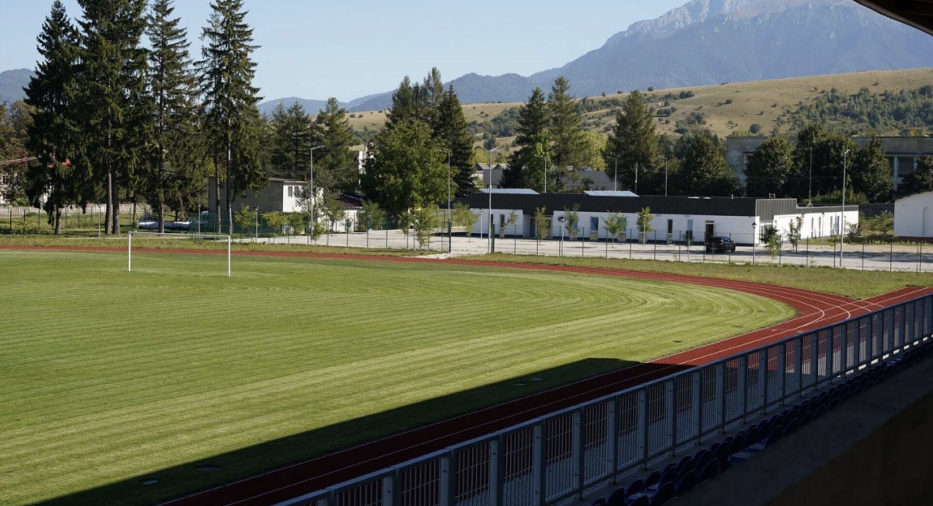 Primăria Zărnești inaugurează noua bază sportivă, un centru modern destinat sportului și recreerii Zărneștiul va avea în curând un nou punct de atracție pentru pasionații de sport și nu numai