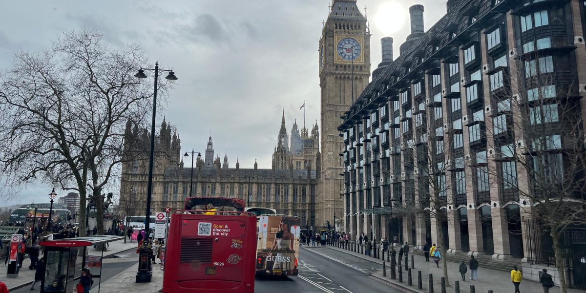 big-ben-double-decker-turisti-londra.jpg - PresaObiectiva