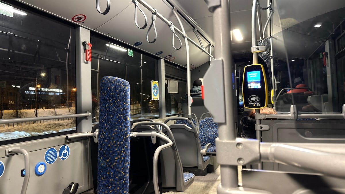 Controverse privind utilizarea cardurilor electronice de identitate în transportul public din Sibiu Schimbări recente în legislație și tehnologizare au generat dificultăți pentru controlorii de pe autobuzele Tursib, compania de transport public din Sibiu