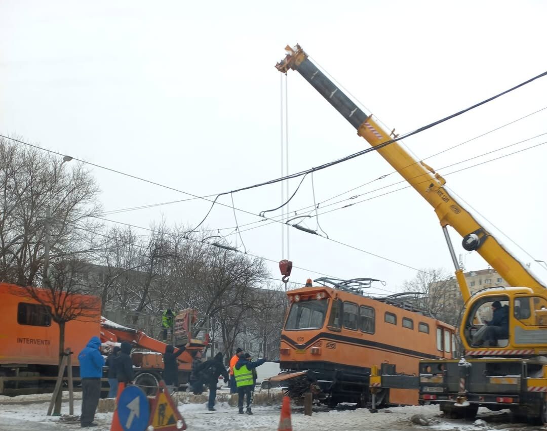 Traficul tramvaielor din București a fost grav perturbat în ultimele zile, cauzat de ninsorile abundente și temperaturile scăzute care au pus în dificultate infrastructura de transport public