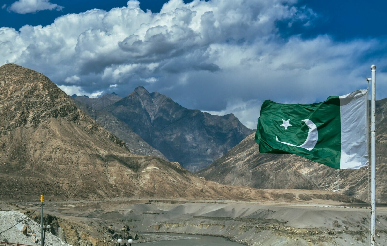 Explozie sinucigașă într-o moschee șiită din Islamabad provoacă coste umane dramatice Un atentat sinucigaș care a avut loc în timpul rugăciunilor de vineri într-o moschee reprezentativă pentru comunitatea șiită din Islamabad a provocat panică și durere în rândul locuitorilor capitalei pakistaneze