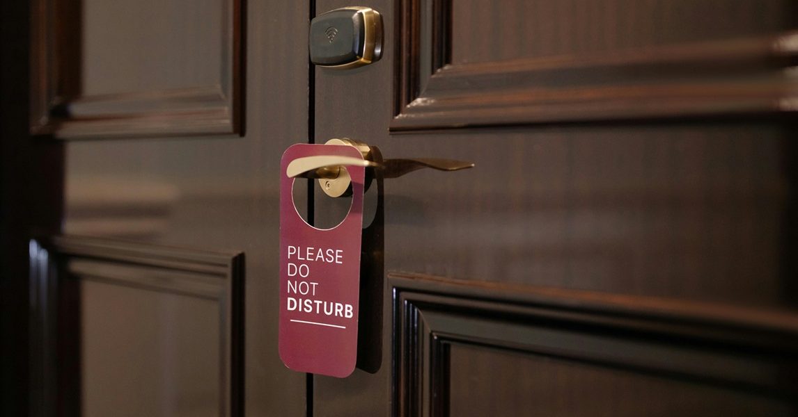 camera-de-hotel-please-do-not-disturb.jpg - PresaObiectiva