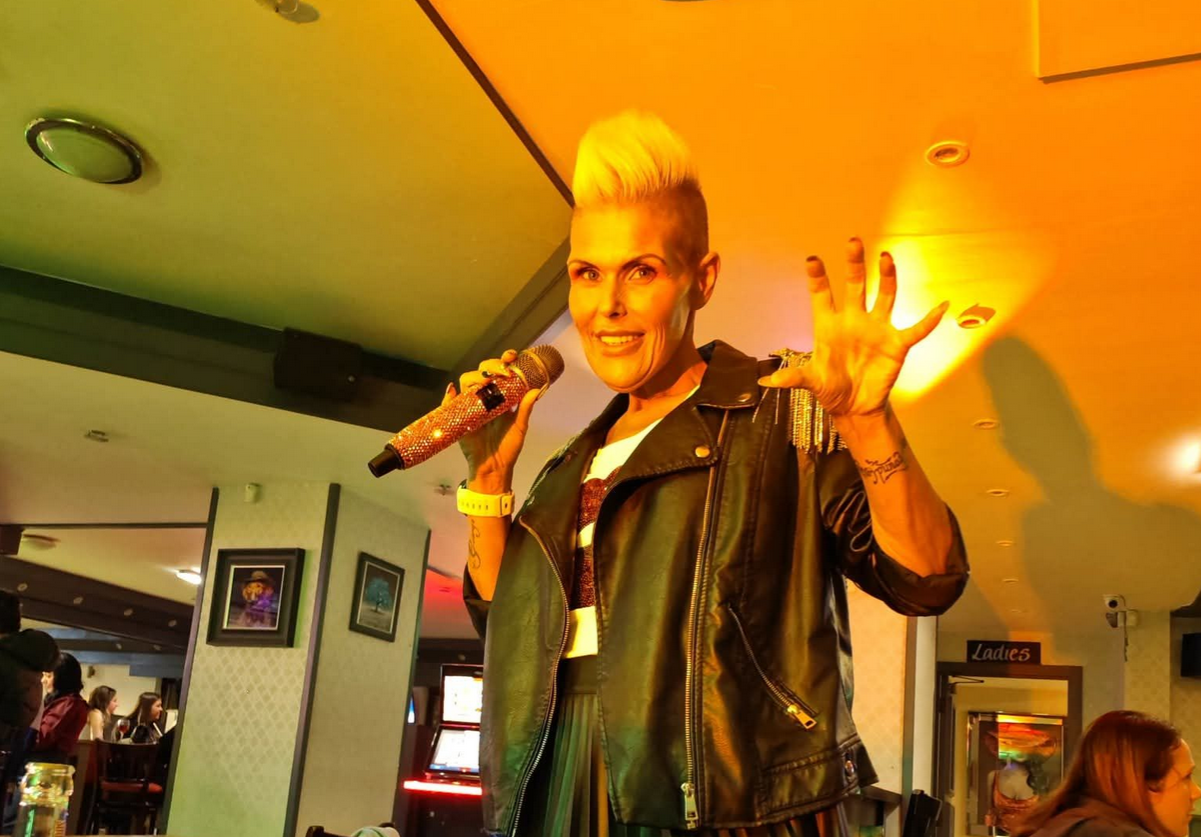 A murit Beverley Sinnott, cunoscut artist local Beverley Sinnott, o cunoscută cântăreață din Widnes, a decedat marți dimineață la ora 9:20, după o lungă și greu de dus bătălie cu boala