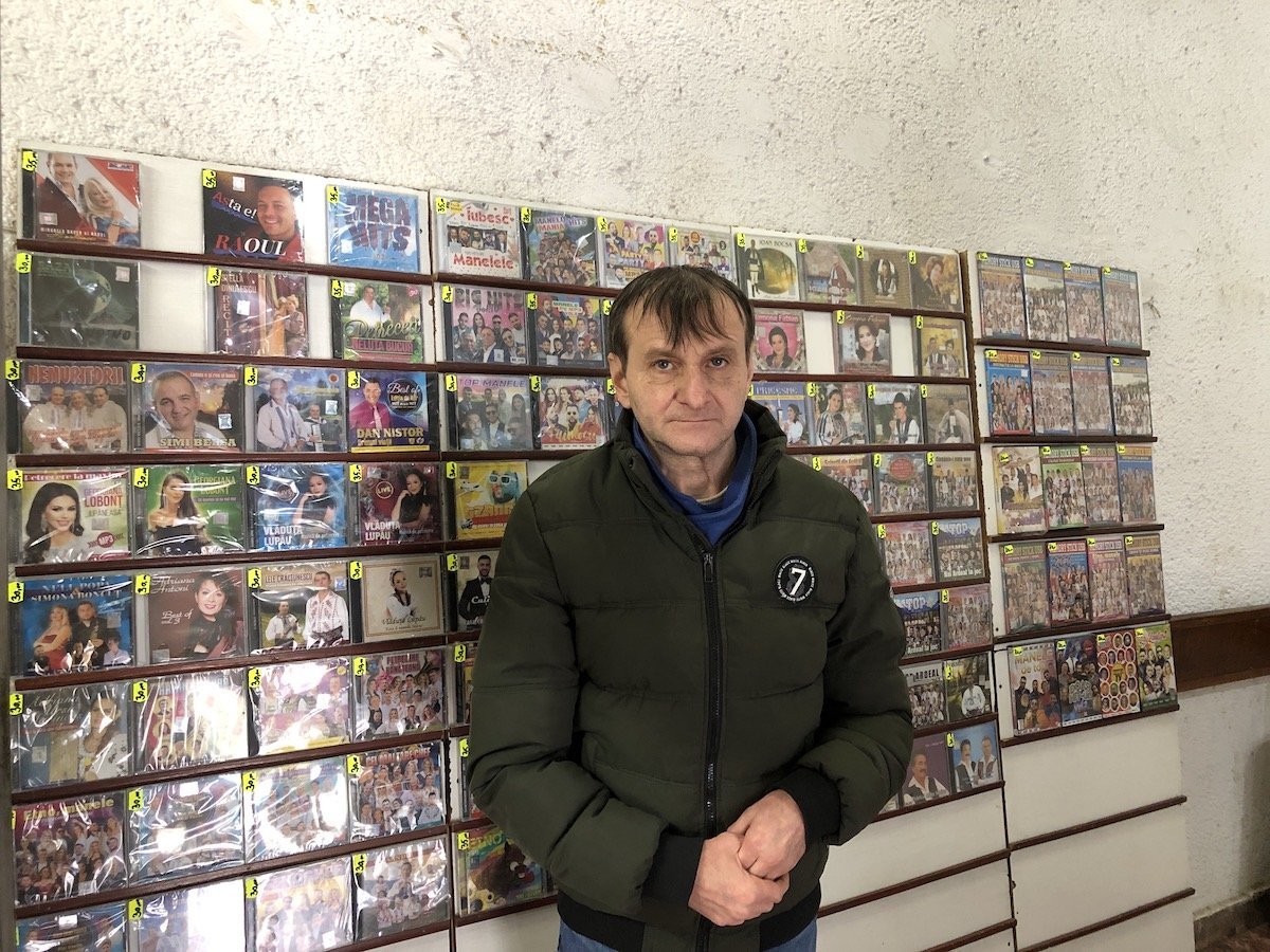 Sibian de 30 de ani vinde CD-uri în centrul orașului: “Oameni de toate vârstele, inclusiv tineri”