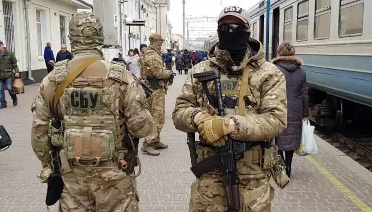 Patru pseudo-bloggeri, prinși de SBU pentru divulgarea informațiilor militare în Ucraina Ucraina se confruntă cu o nouă amenințare la adresa securității naționale: patru indivizi au fost identificați și arestați de Serviciul de Securitate al Ucrainei (SSU) pentru divulgarea neautorizată a informațiilor privind desfășurarea și operațiunile Forțelor Armate ale țării
