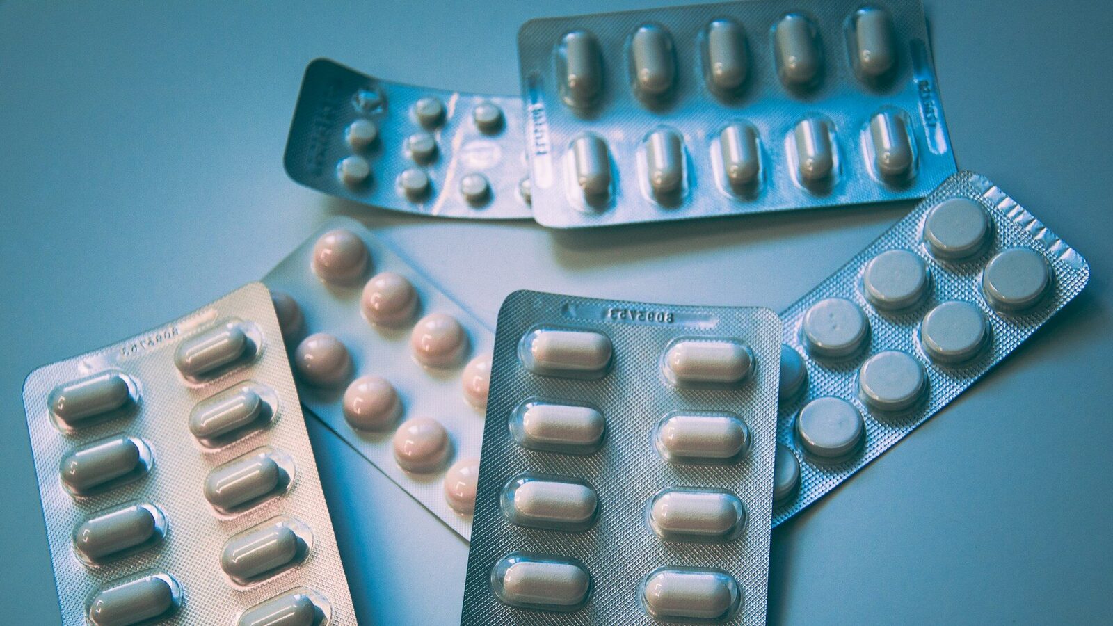 Bucureștiul lansează un program pentru colectarea medicamentelor expirate, pentru protejarea mediului și sănătății populației Autoritățile din București au stabilit un ghid clar privind modul în care cetățenii pot scăpa de medicamentele expirate sau neutilizate, într-un efort de a preveni poluarea și de a protege sănătatea publică