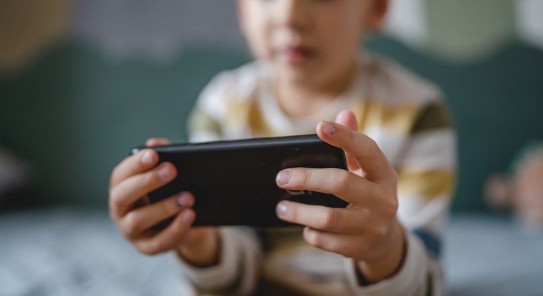 copii-carti-telefoane.jpg - PresaObiectiva