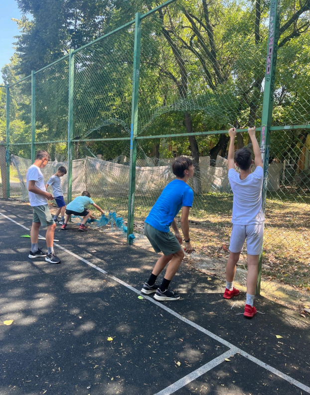 Terenul de fotbal din Sectorul 1: promisiuni fără acte, păcăliți copiii!