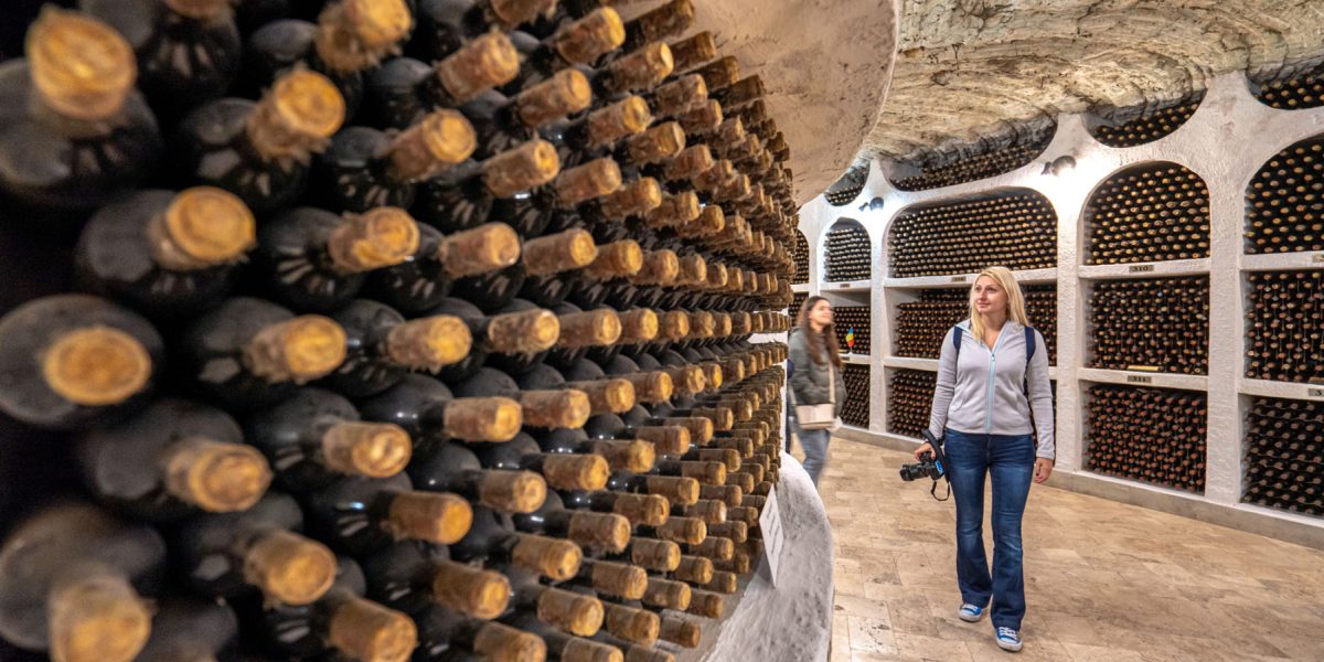 crama-moldova-sticle-cu-vin.jpg - PresaObiectiva