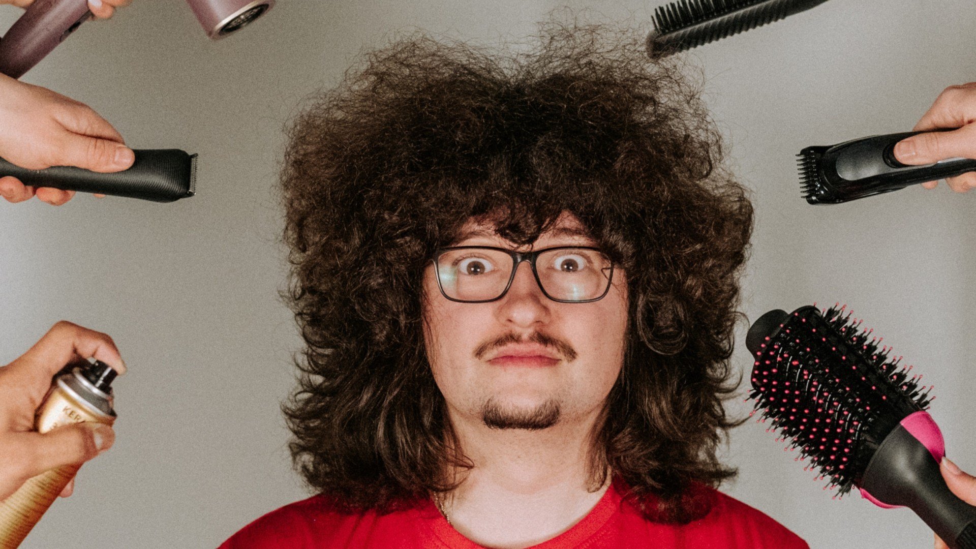 Fani sau influenceri? Povestea neobișnuită a unui suporter Manchester United Frank Ilett, un împătimit al echipei Manchester United, a decis să își lase părul să crească timp de 495 de zile, promițând că nu se va tăia până când echipa sa nu va avea cinci victorii consecutive