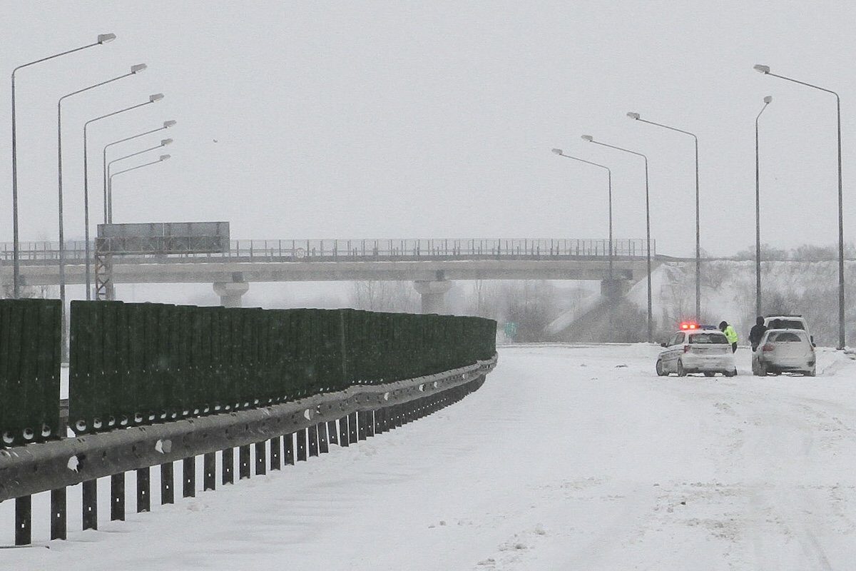 Autostrăzile și drumurile naționale din jurul Bucureștiului, esențiale pentru mobilitatea sezonieră și pentru siguranța traficului în timpul iernii, sunt deszăpezite de firme cu conexiuni politice sau cu trecut controversat, în timp ce infrastructura critică pentru intervenție rămâne, practic, inexistentă