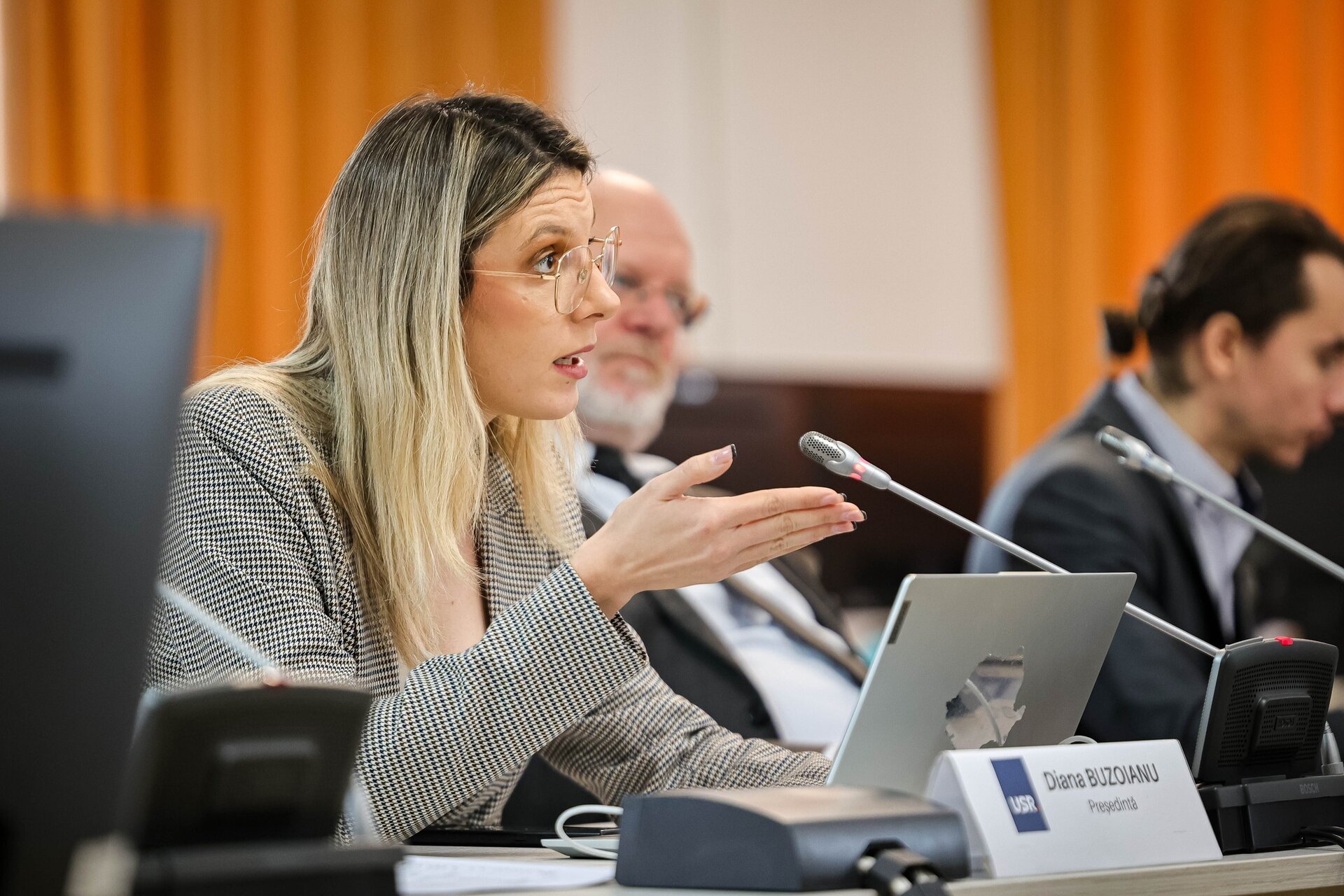 Avertisment pentru mediu: Autoritățile din Hunedoara, acuzate de emiterea unui aviz controversat pentru cel mai nociv proiect minier din România Un nou scandal de proporții zguduie povestea mineritului românesc, după ce comunitatea Declic și rețeaua Mining Watch România au lansat acuzații grave împotriva autorităților locale și naționale