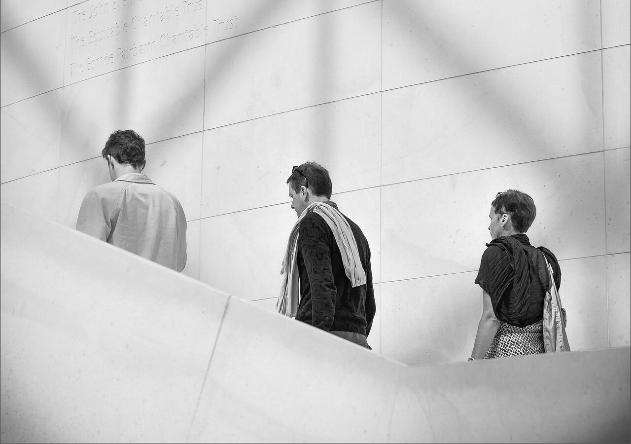 Trei frați din Rimini cer oficial schimbarea numelui de familie din cauza stimei de sine afectate de numele actual Un caz singular în Italia atrage atenția asupra impactului numelor de familie asupra identității și stimei personale