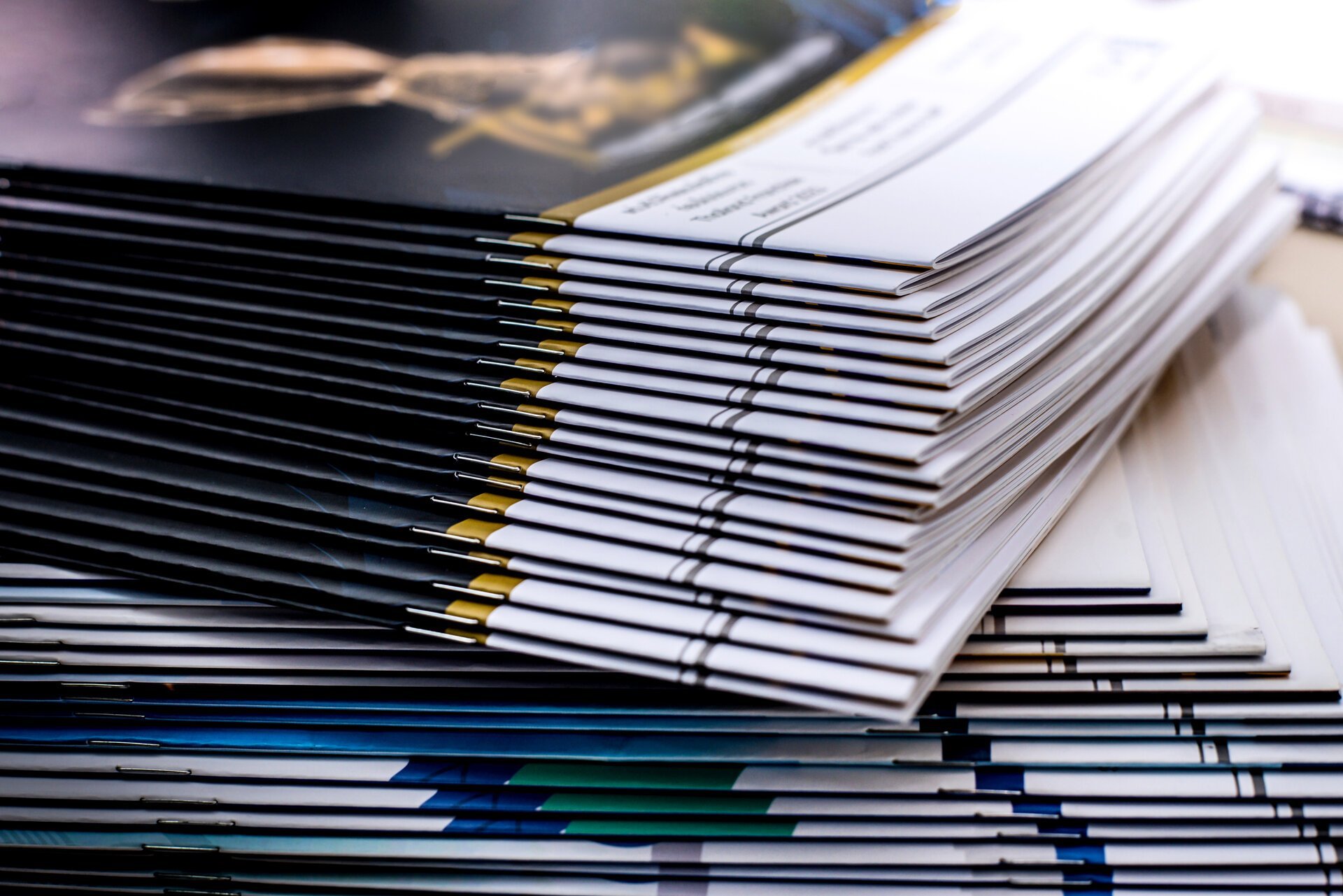 Inteligența artificială riscă să declanșeze o criză de amploare pe piața muncii și în sistemele financiare globale, avertizează un raport recent care a atras atenția marilor investitori și analiști