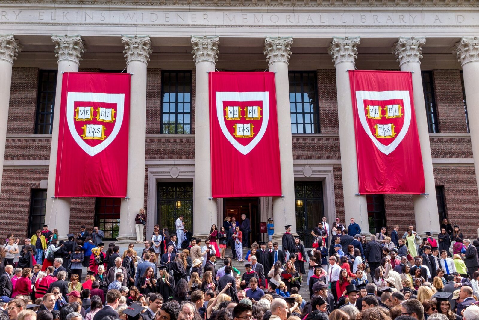 Președintele Donald Trump a făcut vineri un anunț surprinzător privind suma pe care o cere pentru a încheia disputa cu Universitatea Harvard, într-un context tensionat ce relansează conflictele dintre administrația sa și prestigioase instituții academice