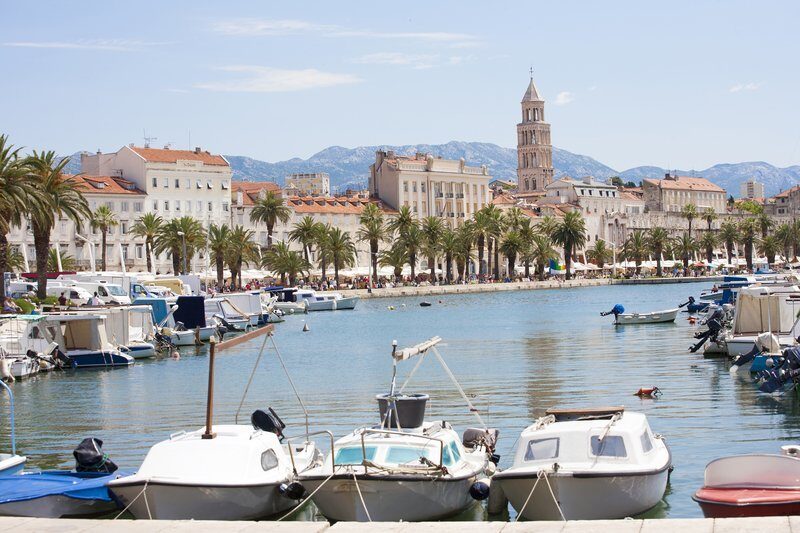 Un oraș turistic de pe coasta croată, Split, a devenit primul oraș din țară care a impus o interdicție de vânzare a alcoolului după ora 20:00, într-o măsură surprinzătoare menită să combate problemele generate de consumul excesiv de alcool în zonele istorice