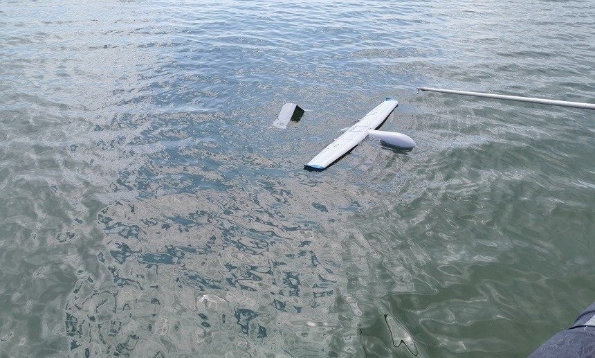 O dronă a fost descoperită, miercuri după-amiază, pe o plajă din sudul litoralului românesc, între stațiunile Costinești și Tuzla, provocând un val de întrebări și suspiciuni cu privire la utilizarea acesteia