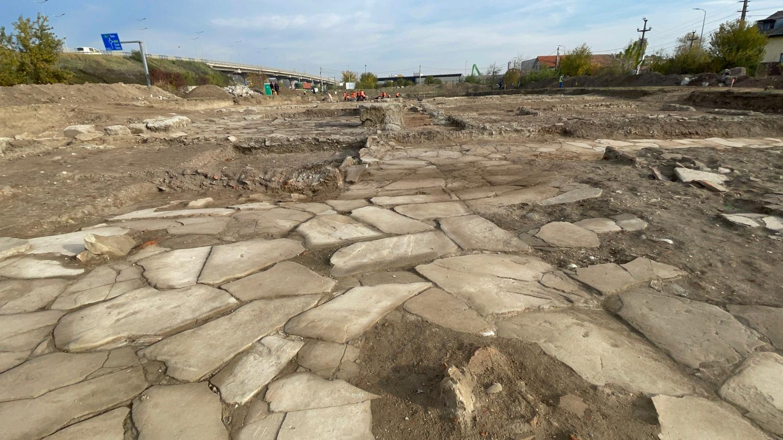 Proiect de amploare în Alba Iulia în ciuda cercetărilor arheologice în curs Autorizaul pentru construirea unei autobaze noi în Alba Iulia a trecut cu bine de voturile consilierilor locali, în ciuda controversei generate de descoperirile arheologice din zonă