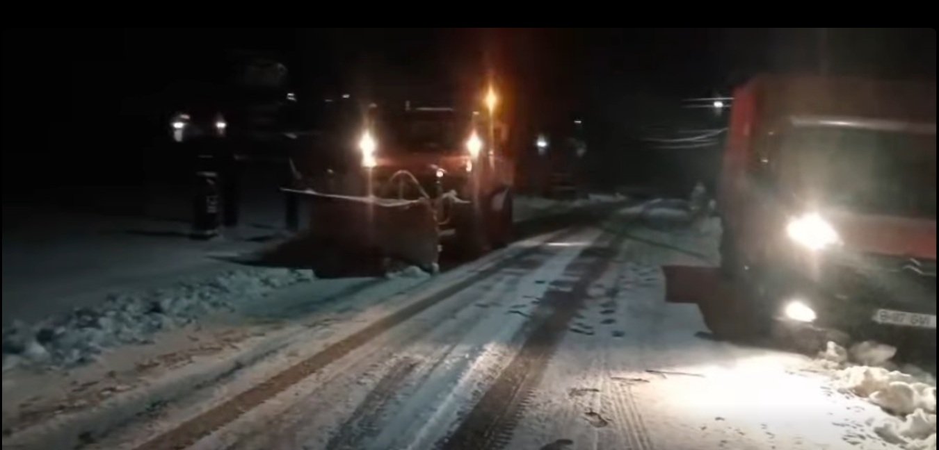 Drumurile din zona montană a județului Ialomița rămân blocate din cauza ninsorilor abundente și a condițiilor meteo extreme Circulația pe drumurile județene și naționale din zona montană a județului Ialomița rămâne închisă, întrucât condițiile meteorologice nefavorabile continuă să afecteze traficul rutier