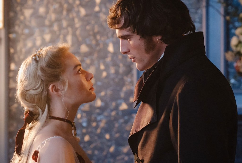 „Wuthering Heights” refăcut: O viziune controversată a regizoarei Emerald Fennell Noua adaptare a romanului „Wuthering Heights” de Emily Brontë, în regia lui Emerald Fennell, a stârnit reacții deosebite după premiera sa recentă