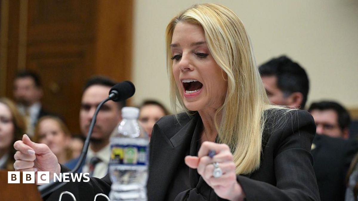 Stansbury: „Oamenii trebuie să fie trași la răspundere” Melanie Stansbury, congreswoman democrat din New Mexico și membră a Comitetului pentru Supraveghere al Camerei, a subliniat importanța responsabilizării oficialilor care au avut legături cu scandalul Epstein