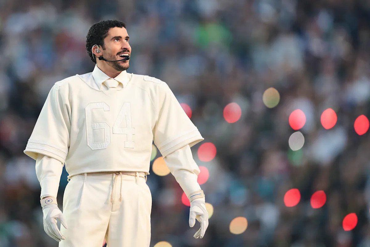 Super Bowl LX: Spectacolul de neuitat al lui Bad Bunny Bad Bunny a electrizat audiența în cadrul halftime show-ului de la Super Bowl LX, desfășurat pe 8 februarie 2026 la Levi’s Stadium din Santa Clara, California